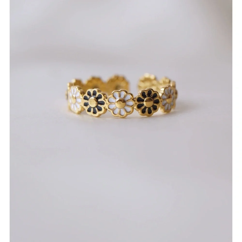Gold and Black Floral Daisy Ring